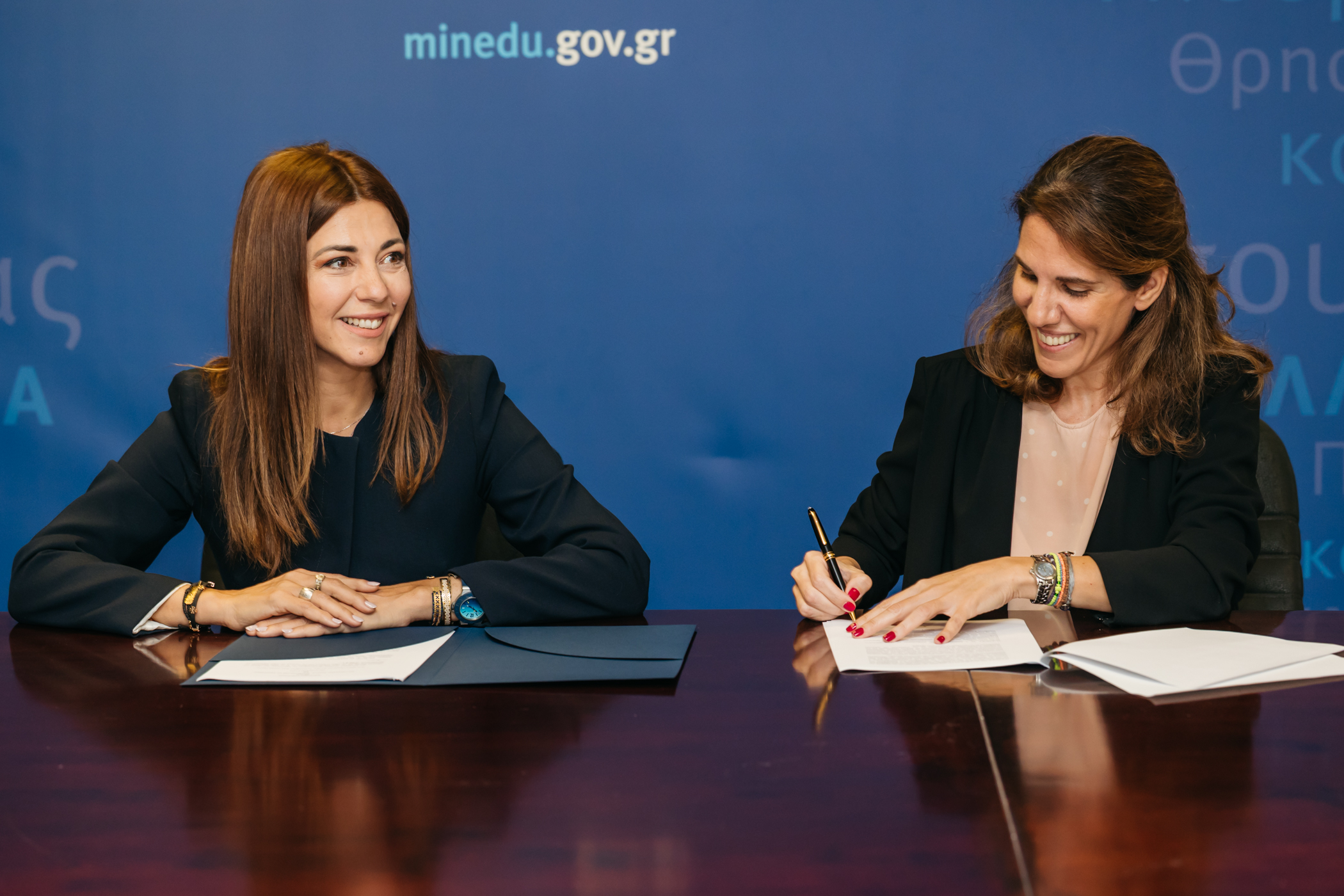 Η Υπουργός Παιδείας, Θρησκευμάτων και Αθλητισμού, Σοφία Ζαχαράκη, υπογράφει Μνημόνιο Συνεργασίας με τη Γενική Διευθύντρια της ActionAid στην Ελλάδα, Εύα Πολυζωγοπούλου