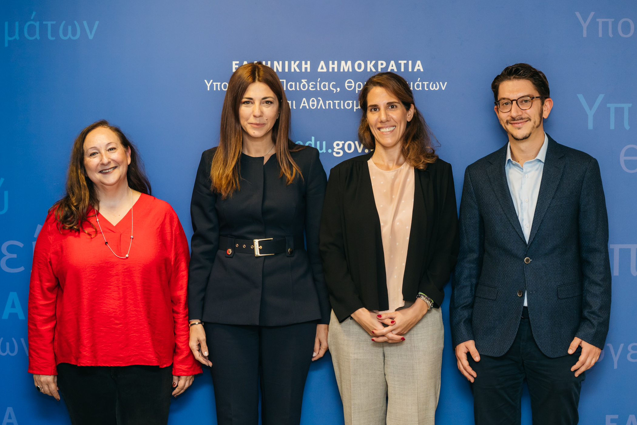 Από αριστερά προς τα δεξιά – Έλλη Θούα (Επικεφαλής Διακυβέρνησης, Πολιτικών και Θεσμικών Σχέσεων), Σοφία Ζαχαράκη (Υπουργός Παιδείας, Θρησκευμάτων & Αθλητισμού), Εύα Πολυζωγοπούλου (Γενική Διευθύντρια, ActionAid), Μάκης Δρακόπουλος (Διευθυντής Προγραμμάτων & Θεσμικών Χρηματοδοτήσεων)