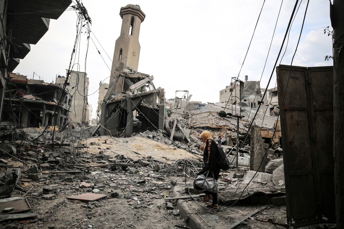 Παλαιστίνιοι επιθεωρούν τζαμί που καταστράφηκε από ισραηλινά πλήγματα στον προσφυγικό καταυλισμό Shati της πόλης της Γάζας, νωρίς το πρωί της 9ης Οκτωβρίου 2023./Copyright: NurPhoto /Getty