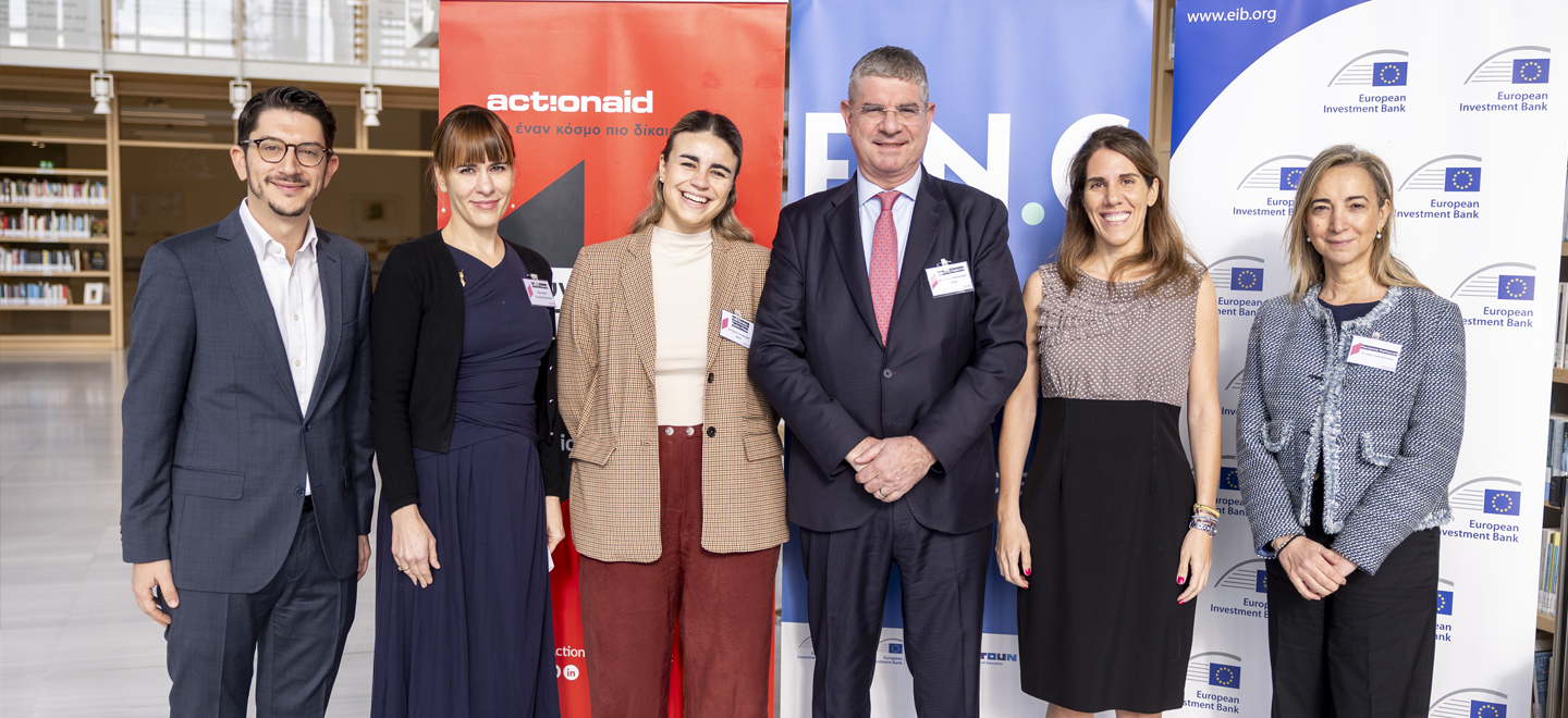 Από αριστερά προς τα δεξιά: Μάκης Δρακόπουλος, Διευθυντής Προγραμμάτων & Θεσμικών Χρηματοδοτήσεων της ActionAid στην Ελλάδα, Dr. Edina Csanyi, Υπεύθυνη Κοινωνικών Προγραμμάτων στο Ινστιτούτο της Ευρωπαϊκής Τράπεζας Επενδύσεων (ΕΤΕπ), Mafalda Hernández-Rubio Mata, εκπαιδευόμενη στο Ινστιτούτο της Ευρωπαϊκής Τράπεζας Επενδύσεων (ΕΤΕπ), Ιωάννης Τσακίρης, Αντιπρόεδρος της Ευρωπαϊκής Τράπεζας Επενδύσεων, Εύα Πολυζωγοπούλου, Γενική Διευθύντρια της ActionAid στην Ελλάδα, Μαριάννα Ναθαναήλ, Επικεφαλής της Αντιπροσωπείας της Ευρωπαϊκής Τράπεζας Επενδύσεων στην Ελλάδα